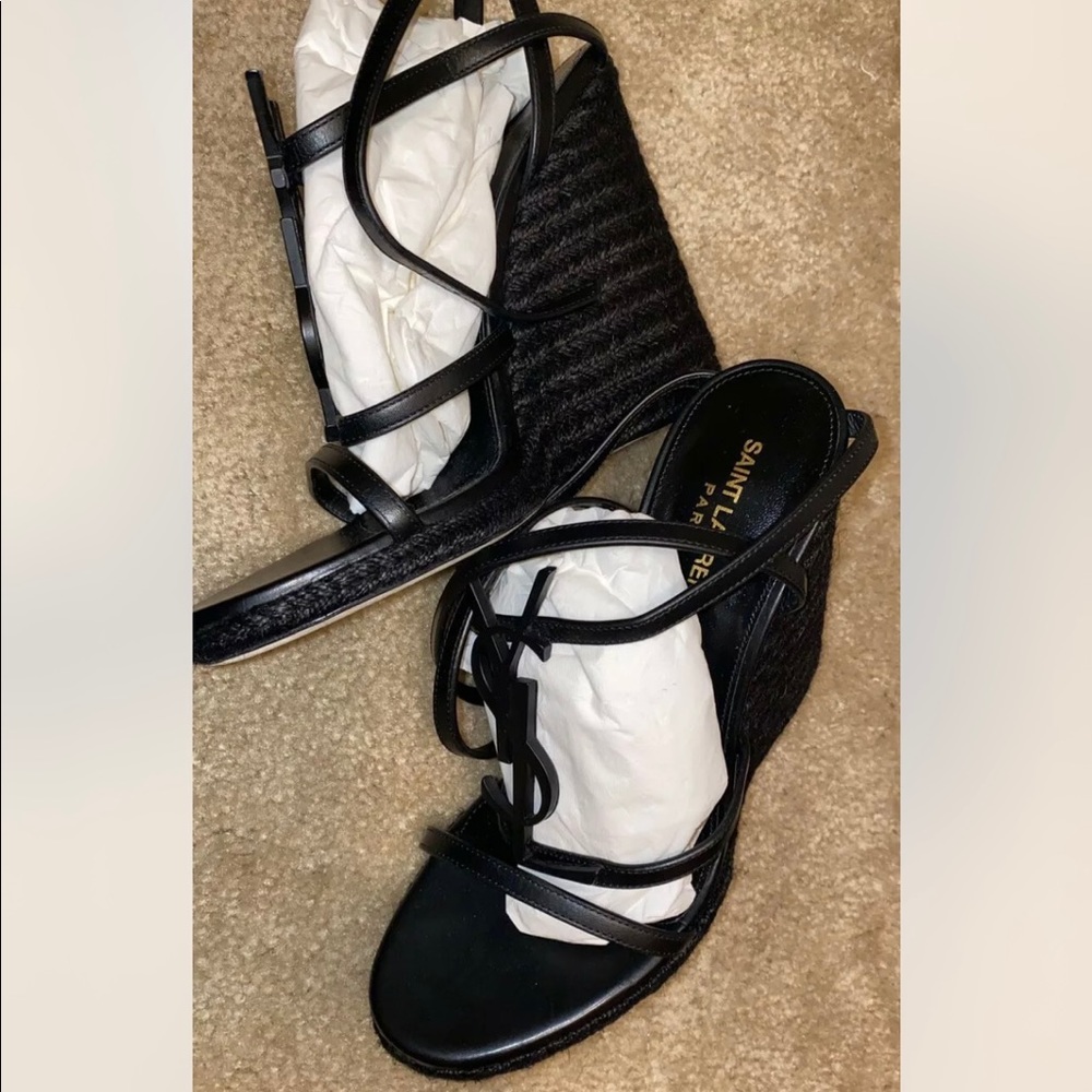 Ysl logo Saint Laurent Cassandra heels